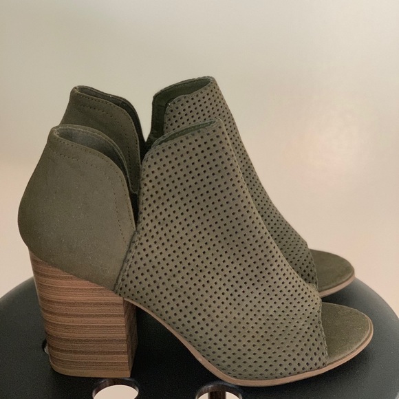 Soda Shoes - 🍁Fall olive green open Toe Booties🍁